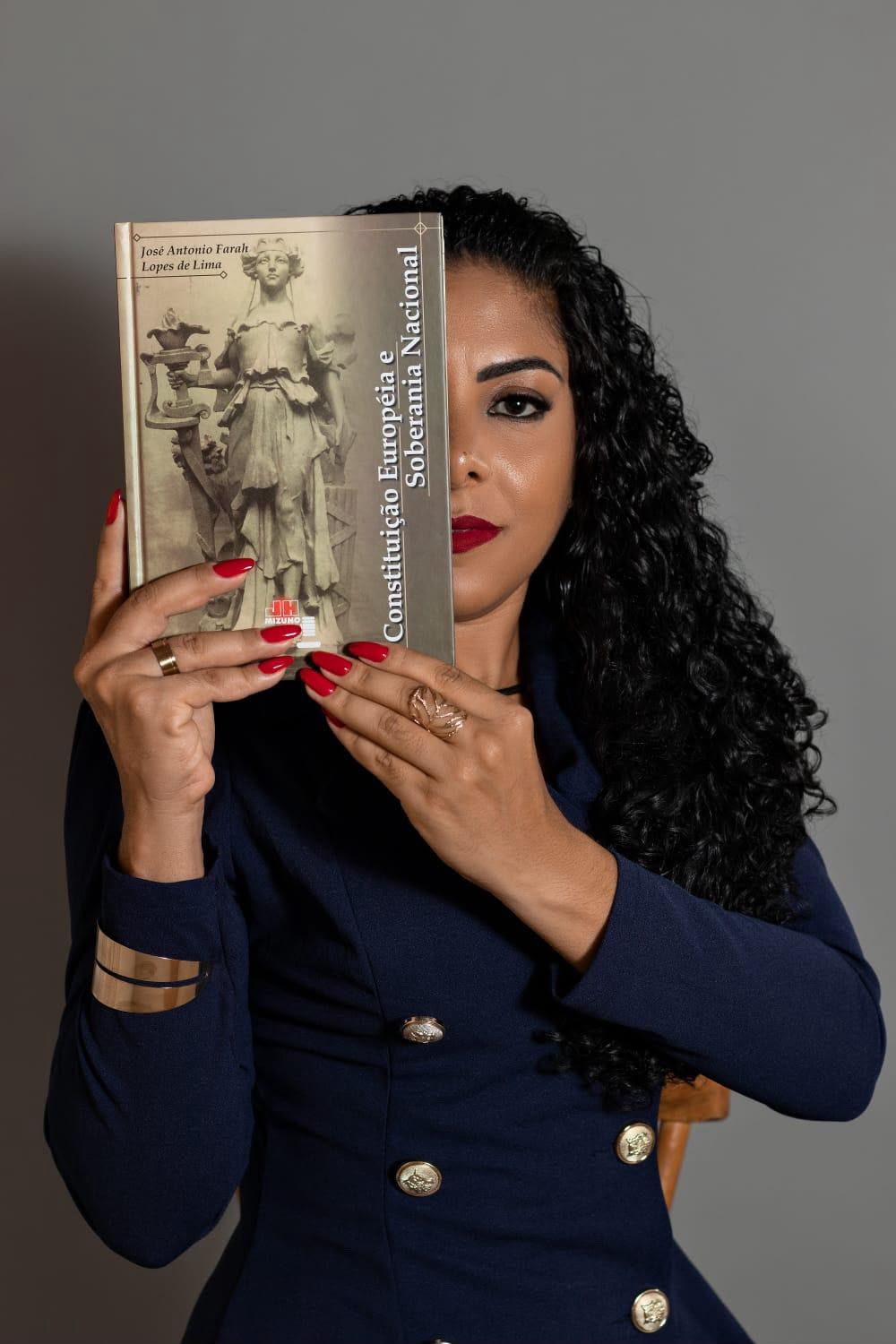 Ludimilla com livro jurídico