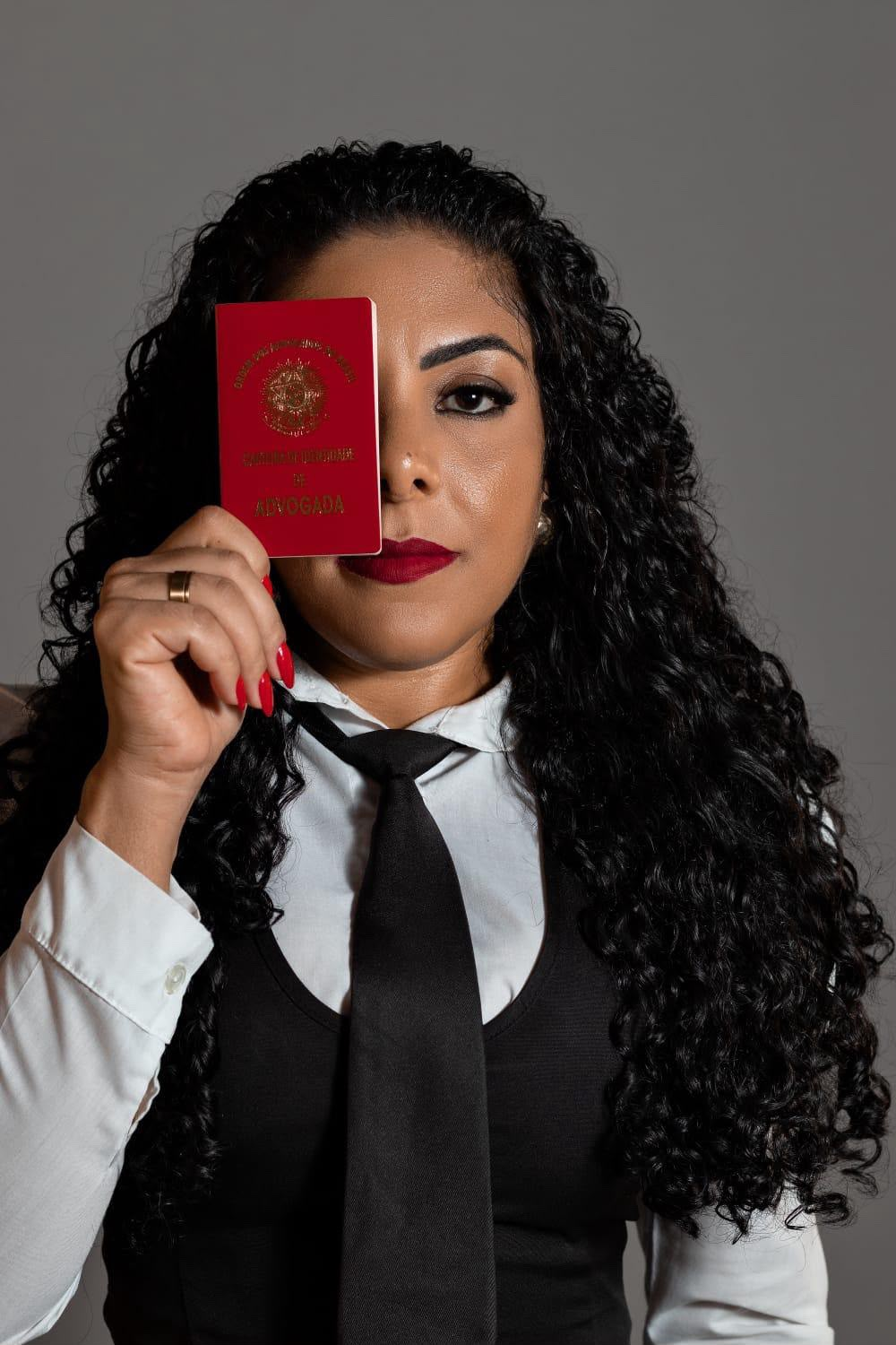 Ludimilla com a carteira da Ordem dos Advogados do Brasil